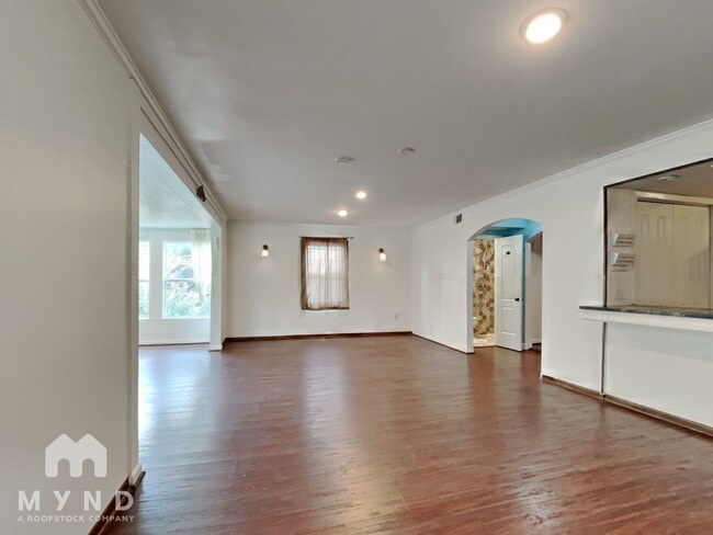 Building Photo - 6907 Schiller St
