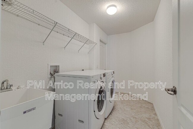 Building Photo - 7073 Heatherbrook Dr