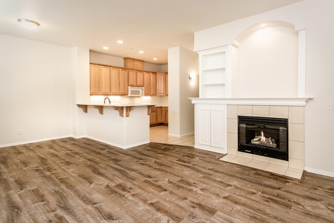 Building Photo - 903 Lawrence Dr