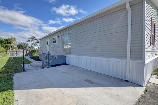 Building Photo - 22937 Seaspray Pl