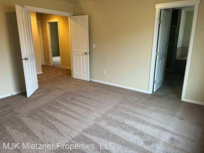 Building Photo - 4 br, 2.5 bath House - 319 198th St. SW