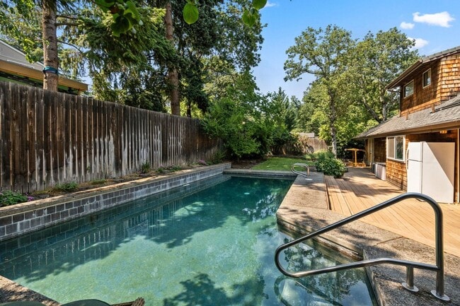 Building Photo - Lovely 3-bedroom home, Inground pool and l...