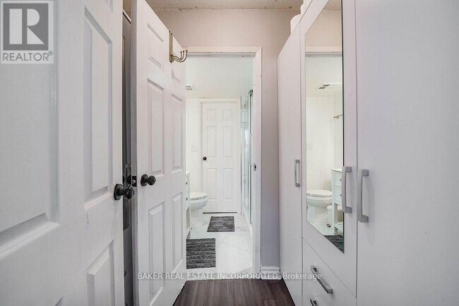 Photo du bâtiment - 222 The Esplanade