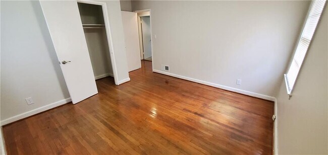 Foto del edificio - 2704 Gresham Rd S E