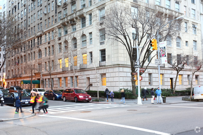 Foto del edificio - 1016 Fifth Ave