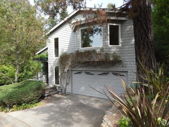 Building Photo - 202 College Ave