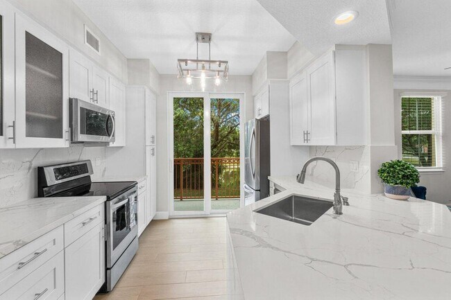 Building Photo - 2030 Alta Meadows Ln