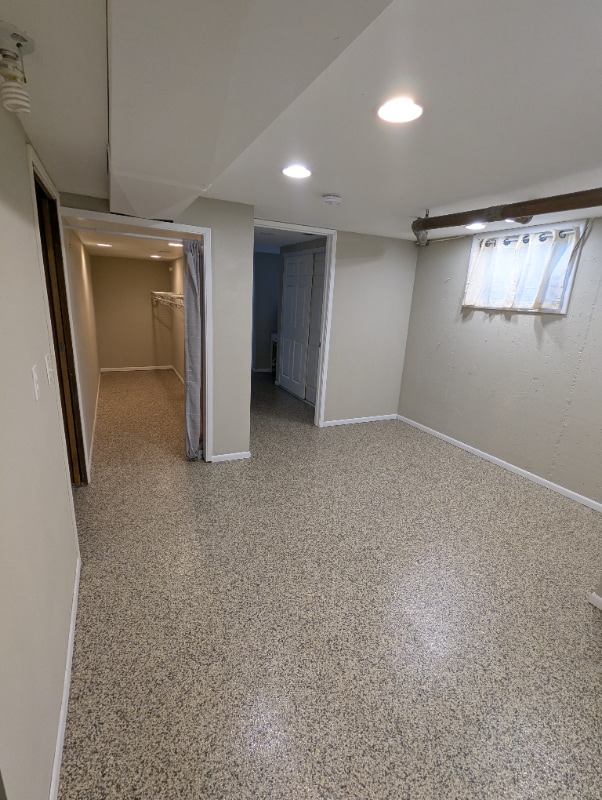 Building Photo - 943 E Dearborn Ave
