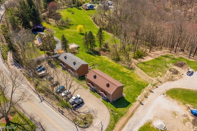 Building Photo - 1204 Maple St Ext