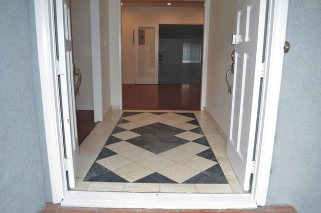 Foto del edificio - 6407 Gentry Ave