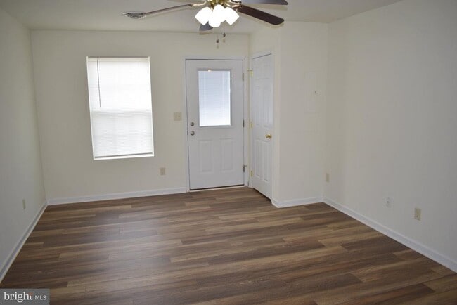 Building Photo - 2752 Roosevelt Dr