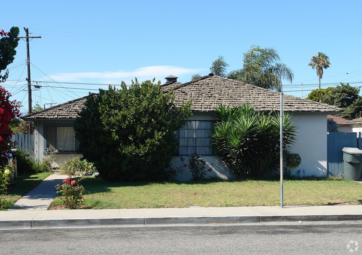 Primary Photo - 827-829 829 1/2 W Palm Dr