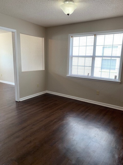 Building Photo - 3 Bedroom 2 Bath Home Close to Moody