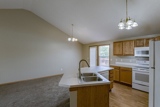 Foto del edificio - Spacious Home Located Near I-80, New Schoo...