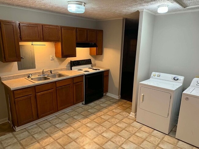 Building Photo - Oak Ridge 37830 - 2 bedroom 1 bath apartment - Contact Lisa Vineyard or Shannon Russell (865) 216...