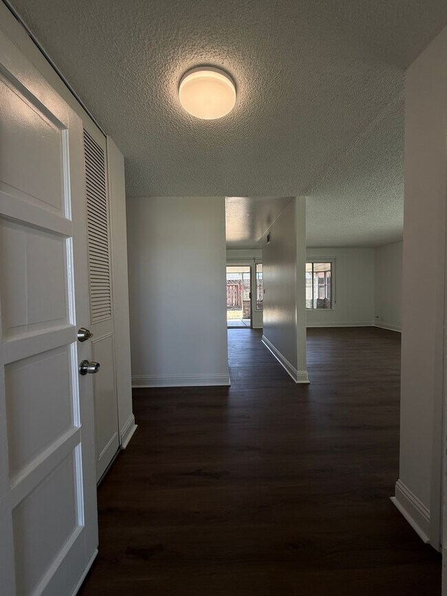 Foto del edificio - Recently updated home with new floors, paint & bathroom!