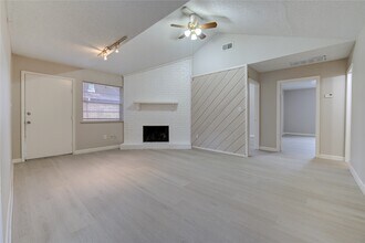 Building Photo - 212 Quaker Dr