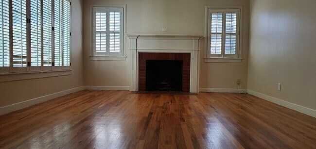 Building Photo - 717 Elm St