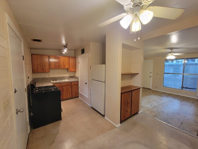 Foto del edificio - 3423 E Flower St