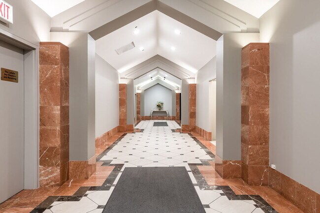 Building Photo - 1212 N La Salle Dr