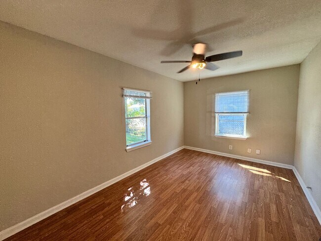 Building Photo - Home for rent in Sulphur - HALF OFF FIRST ...