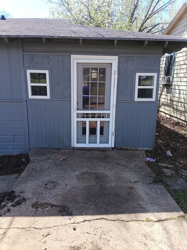 Building Photo - 632 E Sears St