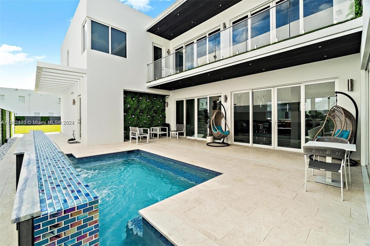 Foto principal - 6767 NW 103rd Pl