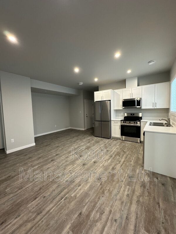 Building Photo - 3850 Glendale Dr