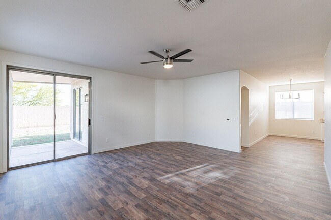 Building Photo - Move right in to your dream home!