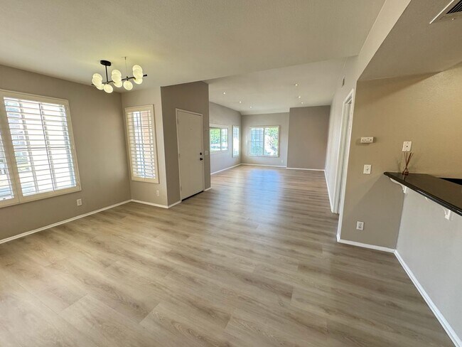 Foto del edificio - Bright and Airy 2Bd/2Ba Condo w/AC, W/D an...