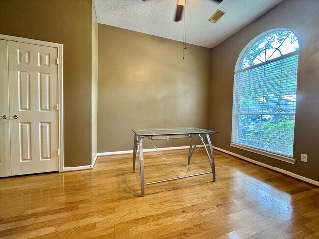 Foto del edificio - 1215 Wood Haven Ct