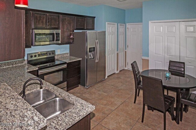 Foto del edificio - 215 Scrub Jay Dr