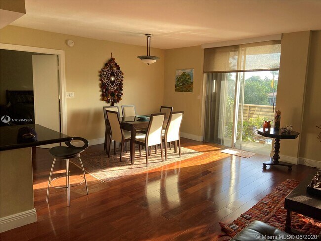 Foto del edificio - 9800 W Bay Harbor Dr