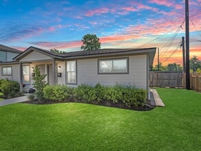 Building Photo - 2202 Solo St