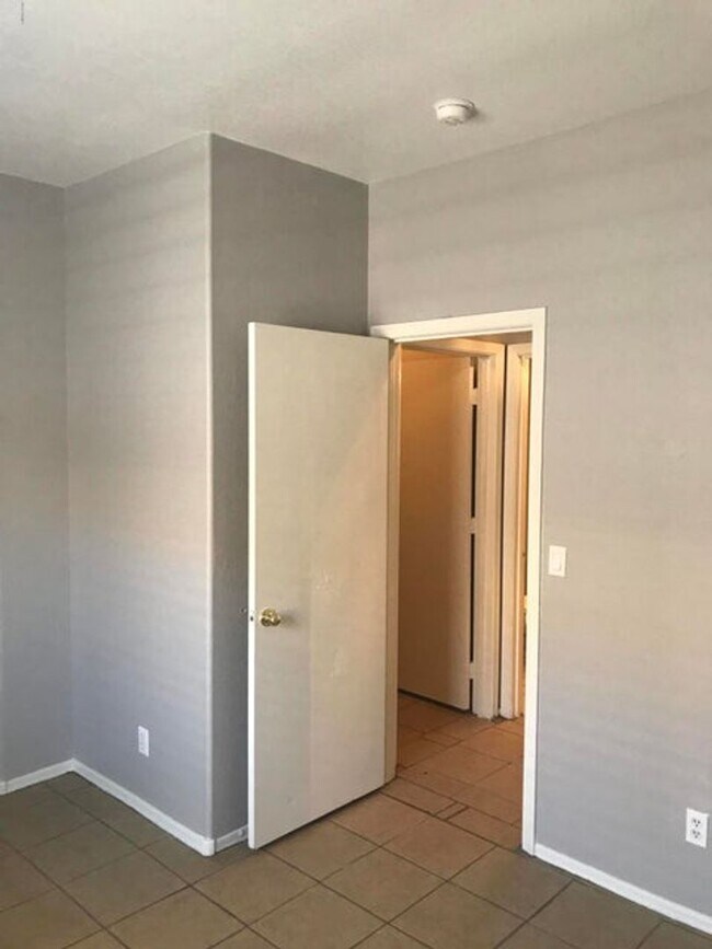 Foto del edificio - 3 bedroom 2 bathroom 2 car garage!