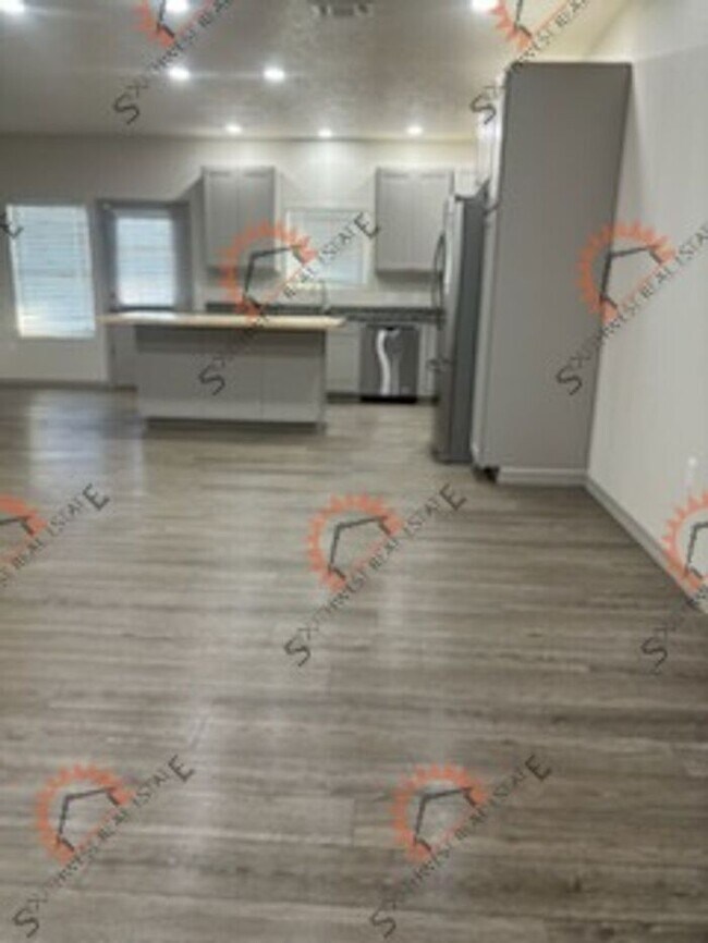 Building Photo - Beautiful 3 bedroom 2 bath brick home