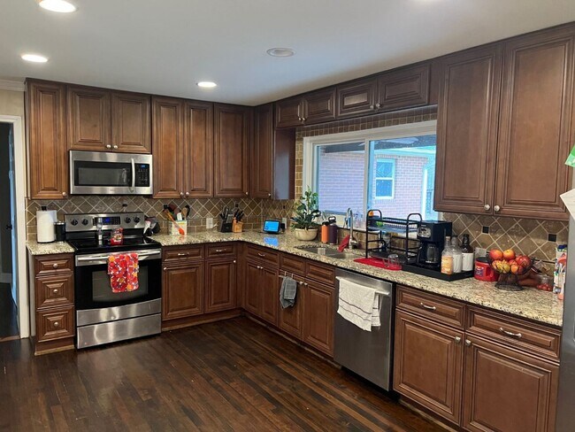 Foto del edificio - Spacious All Brick 3 Bed/2 Bath Ranch Home - Large Lot (approx. 1.75 acres) - Fenced Backyard - 3...