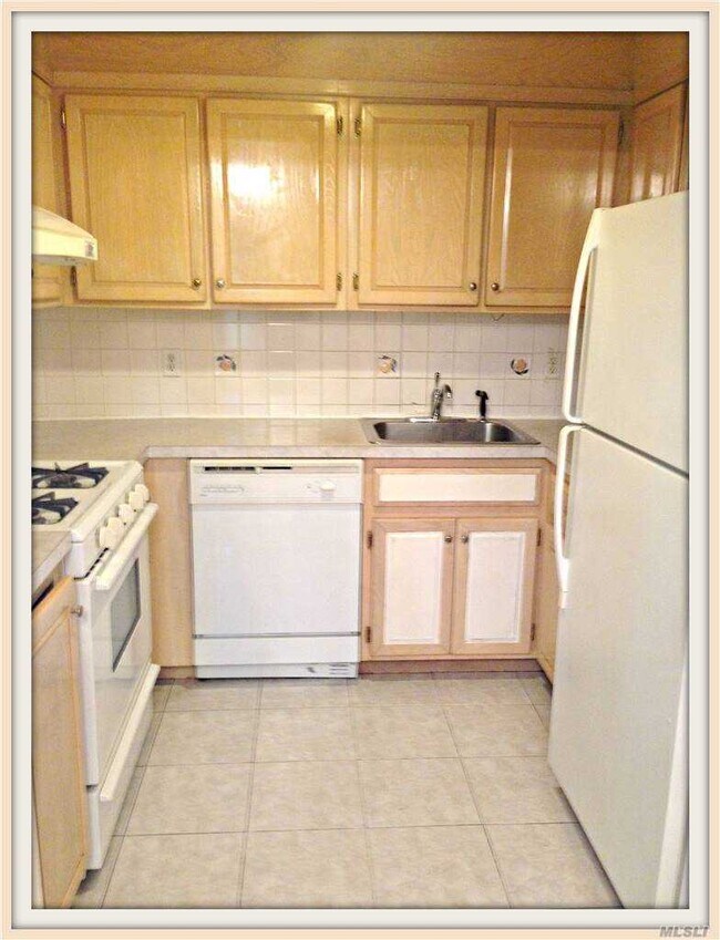 Foto del edificio - 61-14-61172 172nd St