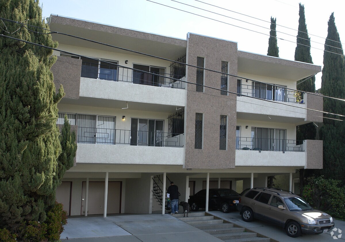 Building Photo - 16304 Saratoga St