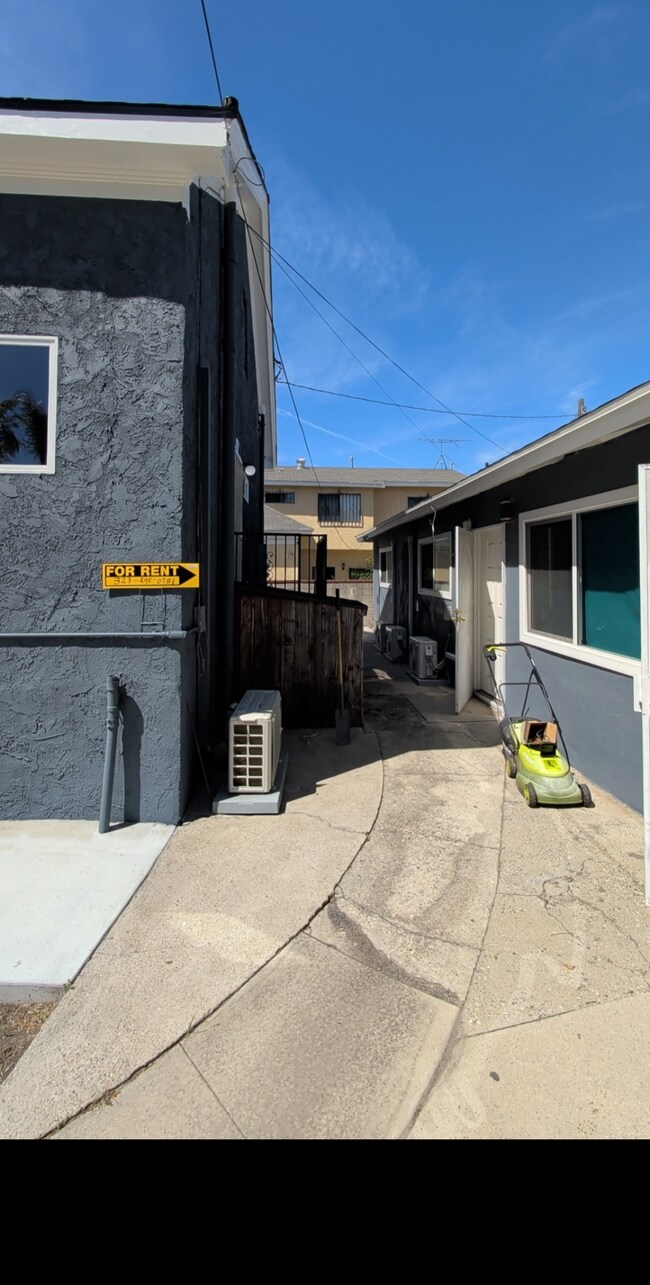 Building Photo - 2931 Manitou Ave