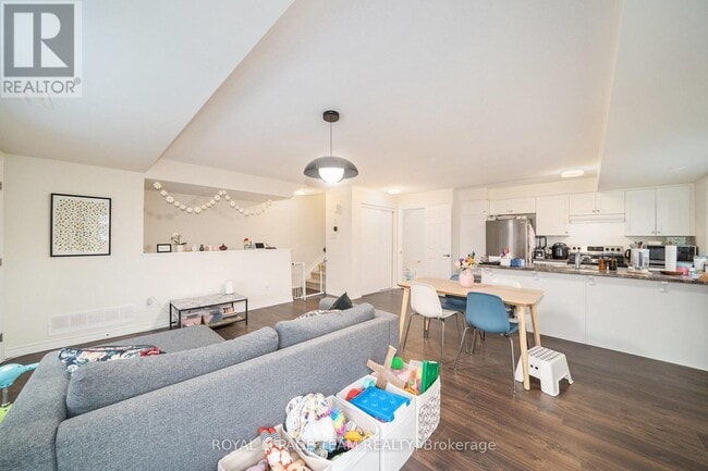 Building Photo - 247 Zenith Private