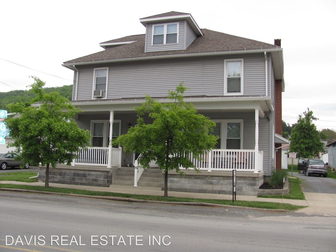 Primary Photo - 15 E Main St