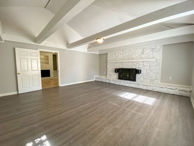 Foto del edificio - 4 bedroom, 2.5 bath with lots of living sp...