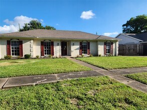 Building Photo - 8531 Hiawatha Dr