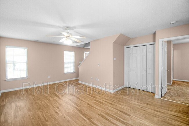 Foto del edificio - 6550 Lynmont Dr