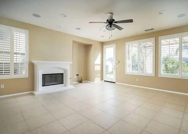 Foto del edificio - COMING SOON! Spacious 4-Bedroom Pool Home ...