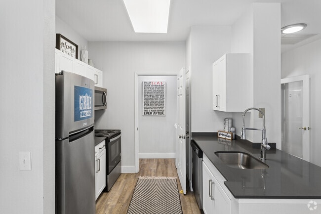 4BR, 4BA - 1,232SF - Kitchen - The Pointe at State College