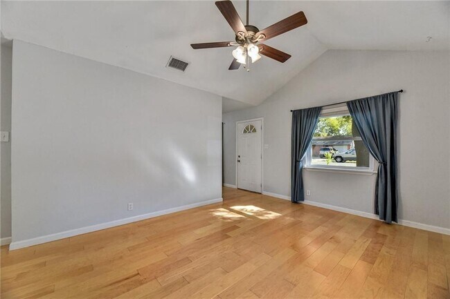 Foto del edificio - 5804 Cedardale Dr