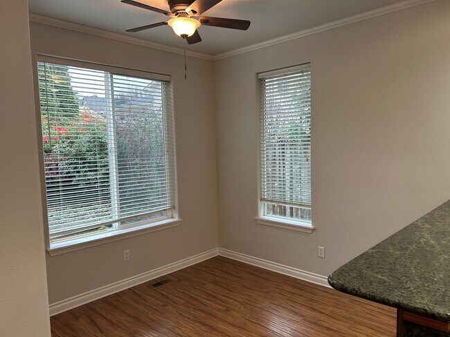 Foto del edificio - Bethany/NW Portland Home Updated with Hardwoods and Granite! Tons of Storage!