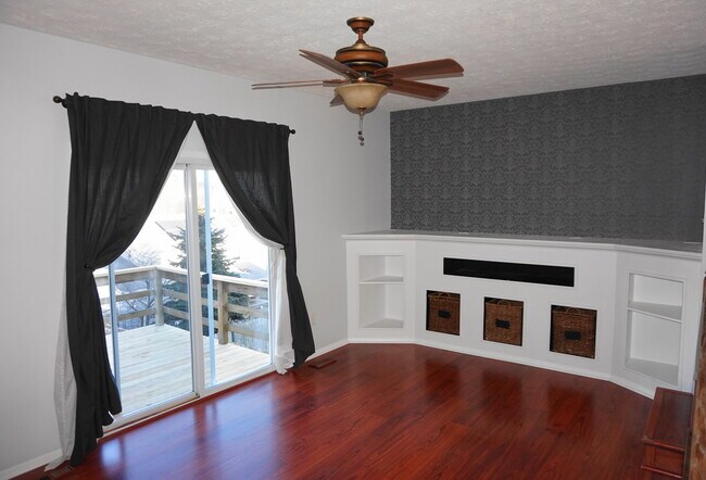 Building Photo - Charming 3 Bedroom/2 Full Bathroom/2 Half ...